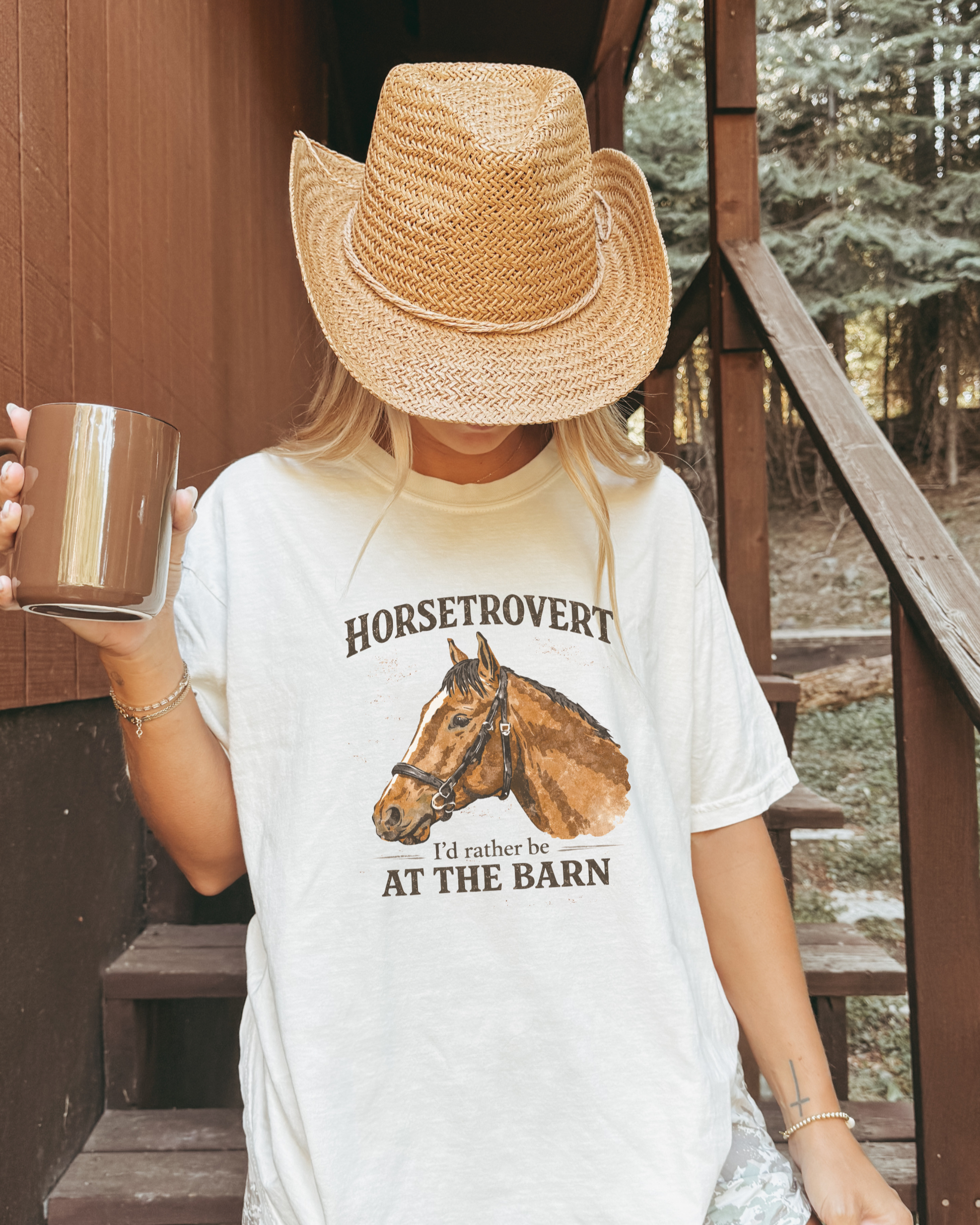 Woman Horsetrovert T-shirt with cowgirl hat outside